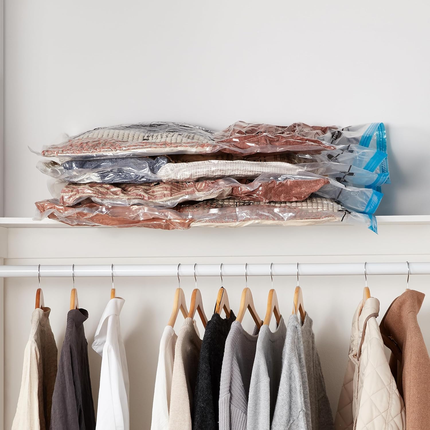Amazon Basics Paquete De 6 Bolsas De Vacío Para Almacenamiento De Ropa, Incluyen Bomba Manual De Vacío, Con Cremallera, Tamaño Extragrande,Jumbo, Transparente